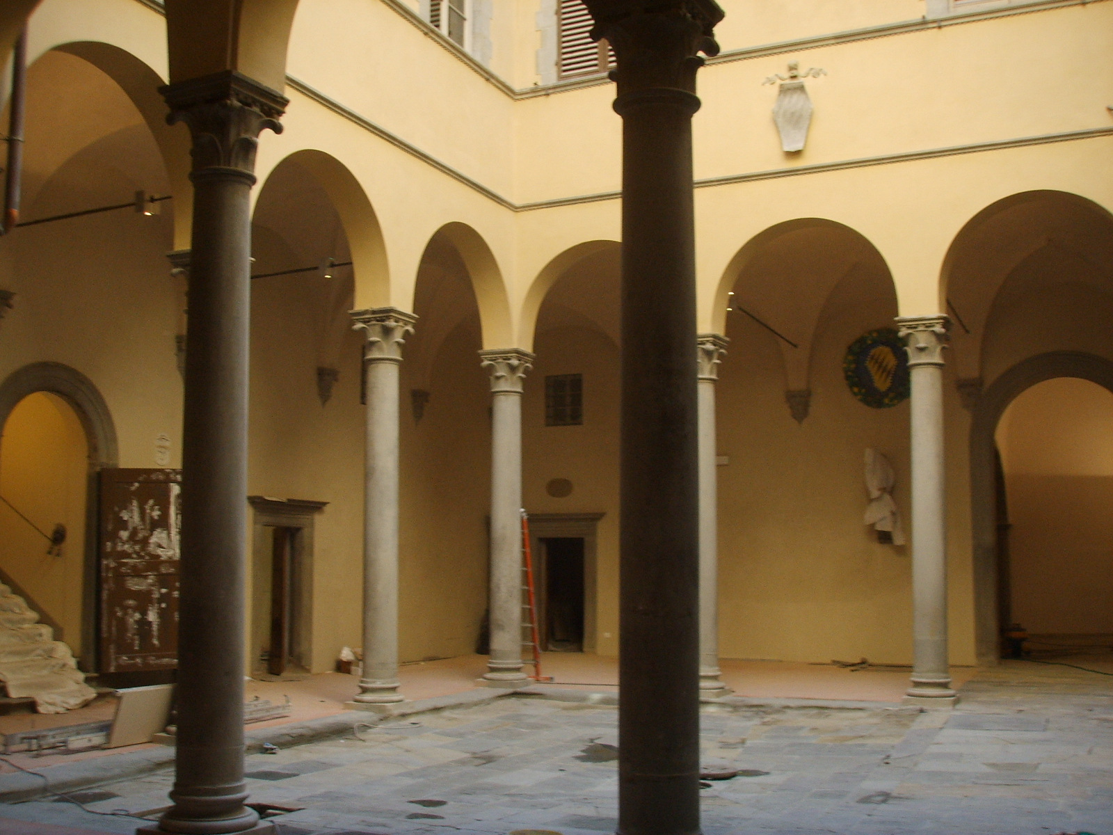 Palazzo-de-Bardi-Brunelleschi-courtyard